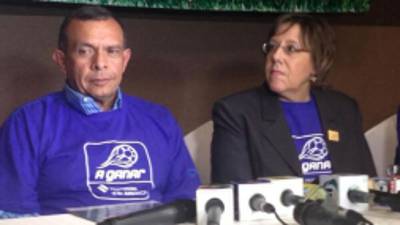 El expresidente de Honduras, Porfirio Lobo Sosa, y la ex embajadora de Estados Unidos, Lisa Kubiske.