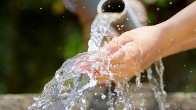 En Santa Rosa de Copán, muchas familias solo reciben <b>agua una o dos veces por semana</b>, o en horarios muy limitados; no es un servicio continuo. Esto obliga a la gente a almacenar agua en <b>tanques, pilas, barriles o tambos</b> para cubrir sus necesidades diarias.