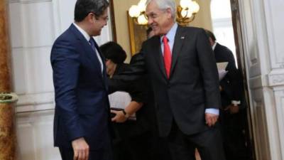 El presidente Juan Orlando Hernández mientras conversa con el mandatario chileno Sebastián Piñera.
