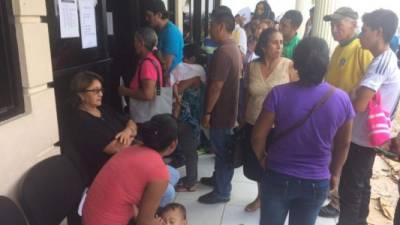 Decenas de ciudadanos abarrotaron ayer las oficinas de la SAR durante el mediodía para tramitar sus documentos.