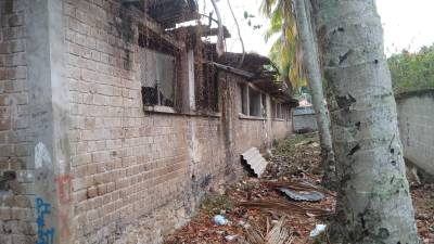 El centro de educación básica Pablo Pérez Murillo ubicado en aldea La Unión municipio de Trinidad, Santa Bárbara, está considerado como una bomba de tiempo. Cuatro aulas y el salón de eventos han tendio que clausurarse.