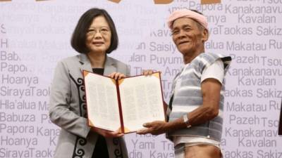 La presidenta taiwanesa junto al líder indígena, Yami Capen Nganaen.