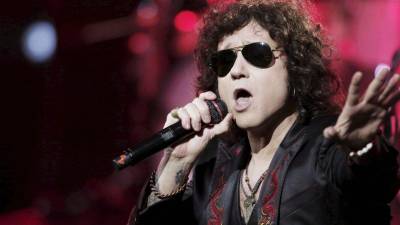 “Tengo la edad para hacer este cambio importante en mi vida y el apoyo de mi familia y management”, dijo Bunbury en un comunicado.