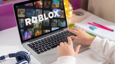 Roblox se convierte así en la primera gran plataforma de juegos en línea que exige verificaciones faciales de edad a usuarios de todas las edades para acceder al chat.