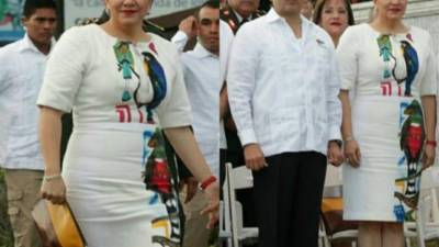 El vestido de la Primera Dama fue confeccionado por Roberto Ramírez.
