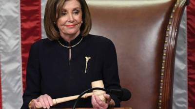 Pelosi fue tildada de hipócrita tras ser captada recibiendo atenciones en un salón de belleza cerrado por la cuarentena en San Francisco./