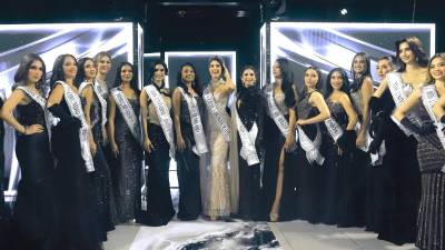 Las nuevas aspirantes del certamen posaron junto a Alejandra Fuentes, actual reina.