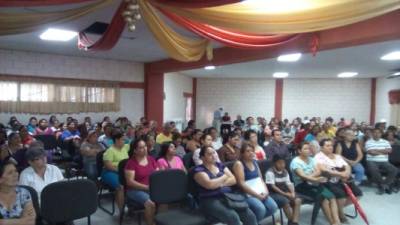 Padres reunidos en la escuela.