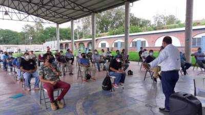 Unos 80 taxistas de Comayagua se capacitan con las medidas de bioseguridad.