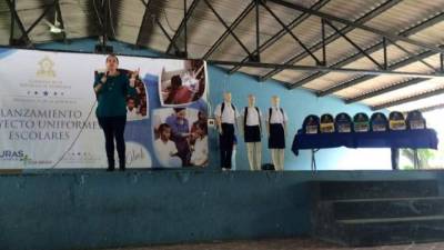 La primera dama de Honduras durante el lanzamiento del proyecto en la 105 Brigada.