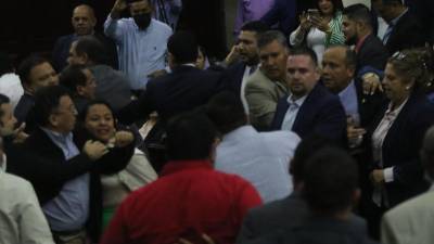 Diputados de oposición y oficialistas enfrentados en la sesión legislativa.