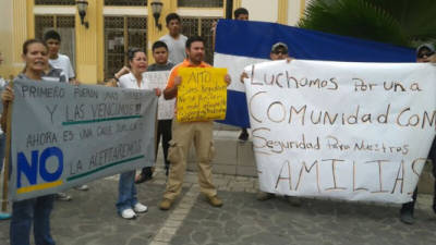 Los vecinos de Los Naranjos se oponen a la construción de una calle pública en su colonia.