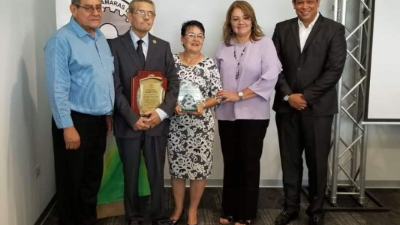 HONOR. El alcalde de Choloma Leopoldo Crivelli, Armando Amaya, Doribel Marín, Verónica Torres, presidenta de la Cámara de Choloma, y Menoti Maradiaga, durante la ceremonia.