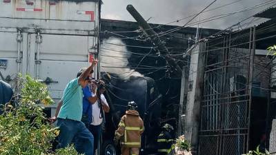Tres personas muertas y cinco heridas dejó el impacto de una rastra en una panadería en El Carrizal, Tegucigalpa.