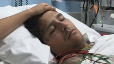 El cantante Christian Nodal hospitalizado.