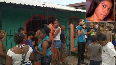 Los vecinos de Sandra Noemy Cruz esperan en las afueras de la cuartería para el debido levantamiento del cuerpo de la joven.