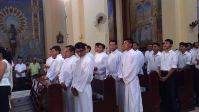 En la catedral de San Pedro Sula se desarrolla la ordenación de los jóvenes.