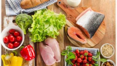 Se deben hacer cambios en la alimentación para evitar consumir en exceso colesterol.