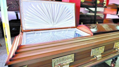 Ataúd en una funeraria | Fotografía de referencia