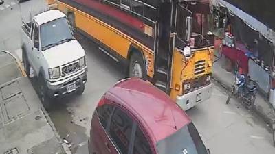 Video: Abuelito es atropellado por bus en centro de El Progreso