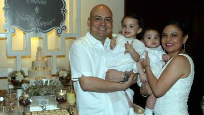 Santos Manuel Cruz junto a la pequeña Emelina Solange y Santos Manuel con su madre Alicia Torraka de Cruz.