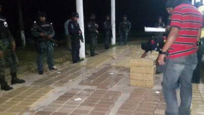 El cargamento será trasladado a un laboratorio para determinar la clase de sustancia de la que se trata.