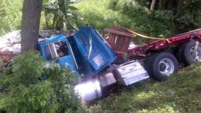 La rastra fue a impactar contra un árbol al perder el control ayer en el sector El Balín, Santa Cruz de Yojoa.