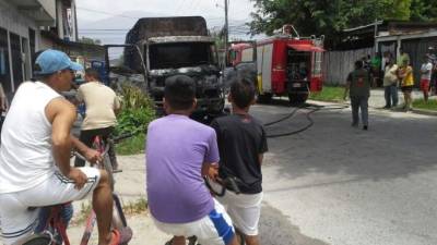 Los maleantes huyeron en el turismo negro que habían llegado.