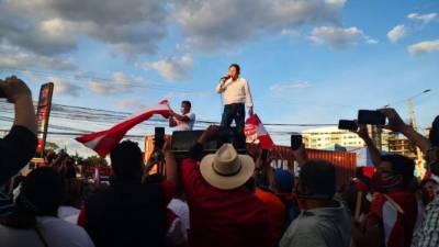 Cantaron, gritaron y exigieron al CNE resultados transparentes en el proceso de conteo de votos. Foto cortesía: Noticieros Hoy Mismo