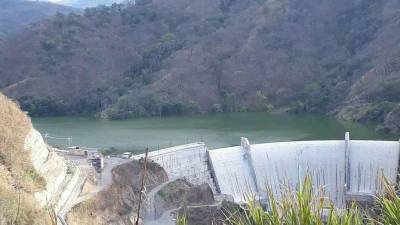 La represa se comenzó a construir hace tres años sobre el río Yaguala, entre Olanchito y Arenal, generando más 60 megas de energía.