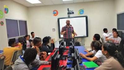 Capacitación. Los jóvenes reciben charlas sobre cómo emprender y administrar un negocio.