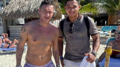 Francesco Totti compartió con la exfigura catracha Emilio Izaguirre en las playas de Roatán.