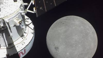 Fotografía cedida por la NASA, el 22 de noviembre de 2022, que muestra la cápsula Orión acercándose con éxito a 130 kilómetros de la Luna. EFE/NASA