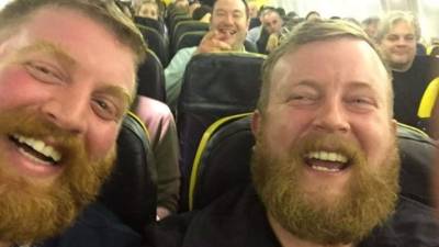 Se encontraron en un avión y eran idénticos. Foto cortesía Twitter.