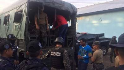 El momento del trasladado de los 34 privados de libertad.