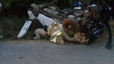 Personal del Cuerpo de Bomberos durante las labores de rescate.