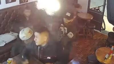 Video del momento en que sicario dispara a joven en un bar