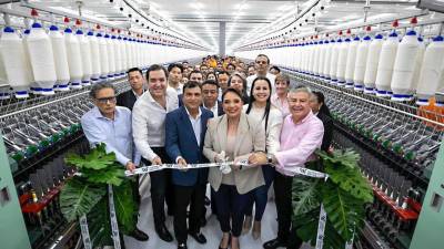 Chairman y fundador de GK Global, Yusuf Amdani junto a la presidenta Xiomara Castro Sarmiento, el secretario privado de la Presidencia, Héctor Manuel Zelaya; el secretario de Gobernación, Justicia y Descentralización, Tomás Vaquero, realizaron el corte de la cinta de inauguración de la nueva planta Northern Spinning.