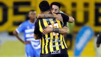 Juan Vieyra y Pedro Baez celebrando el cuarto gol del Real España ante el Victoria.