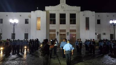 Formación de policías frente al edificio de la municipalidad de San Pedro Sula.