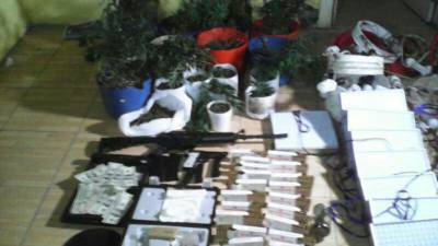 En la habitación de la vivienda tenía un sembradío de marihuana y amapola.