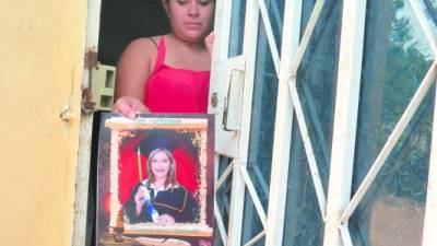 Lesbia Bonilla, cuñada de Jeidy, mostró una foto de graduación de la joven agredida por su novio.