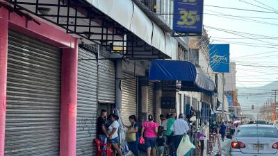 Con sendas protestas amaneció esta mañana San Pedro Sula, después de que ciudadanos se aglomeraran en el centro de la ciudad para mostrar consignas en contra de la presencia de la policía municipal en las calles y avenidas.