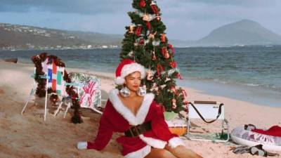 La cantante Karol G compartió una serie de fotografías en la playa con el mensaje: Me faltó una foto de un buñuelito en esta playa. Los amo mucho pues, FELIZ NAVIDAD. Con su espectacular figura, la artista disfrutó del paisaje, la tranquilidad y la paz de esta fecha.