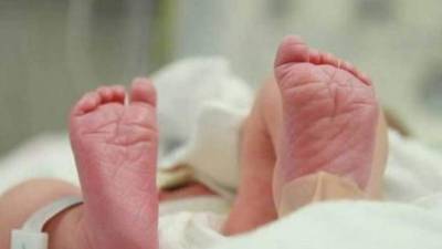 La mujer falleció tras que tirotearan el carro en el que viajaban y afortunadamente se salvó a su bebé.