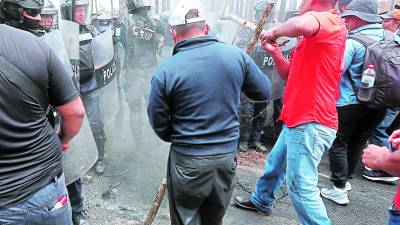 Los agentes policiales se enfrentaron con los expolicías a inmediaciones del peaje de Zambrano.