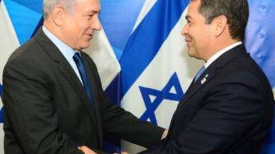 Benjamín Netanyahu, primer ministro de Israel, junto al presidente hondureño, Juan Orlando Hernández.