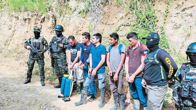 <b><span class=mln_uppercase_mln>Detenidos.</span></b> Los cinco hombres arrestados serán investigados.