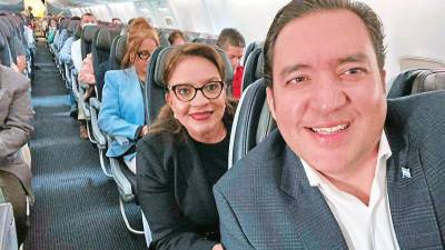 <b><span class=mln_uppercase_mln>EUA.</span></b> La Presidenta viajó junto a su hijo y secretario privado, Héctor Zelaya, a Nueva York.