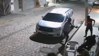 Imagen del video cuando los sicarios se acercan al político para dispararle.